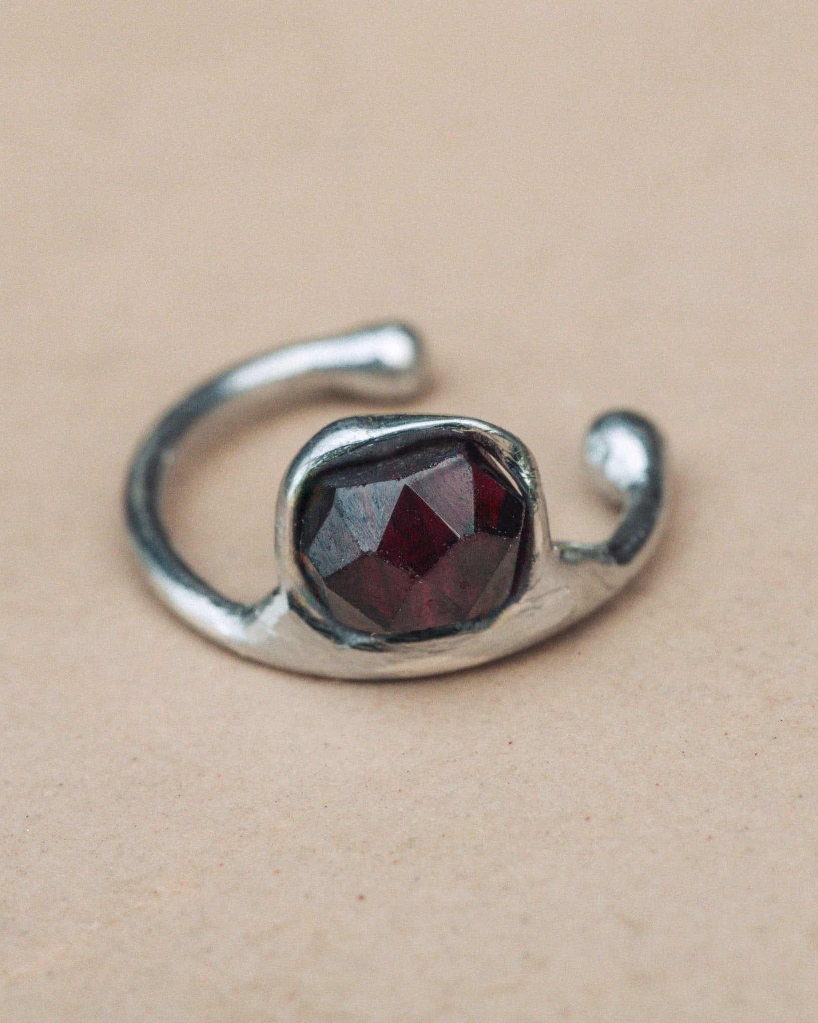 ANNA Earcuff Granat Nella & Sina